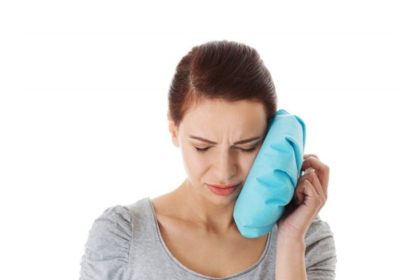 Khi bị viêm lợi trùm, người bệnh thường gặp phải các biểu hiện như đau nhức, sưng tấy vùng nướu, hôi miệng...