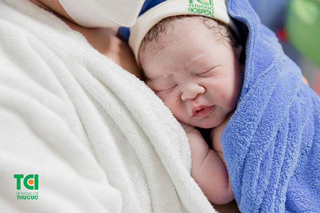 Bé được áp da cùng bố, mẹ ngay sau khi chào đời