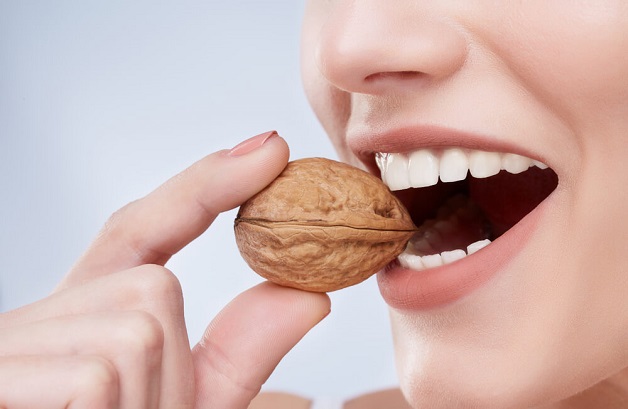 Bị viêm lợi không nên ăn gì? Thủ phạm số 1 cần kiêng đó là nhóm thực phẩm quá cứng 