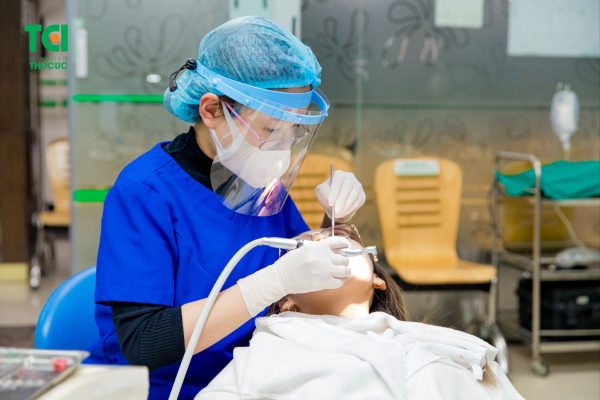 Lấy cao răng là một trong những cách điều trị sưng nướu răng thường được áp dụng tại nha khoa