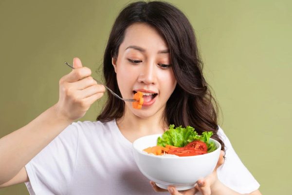 Tăng cường thực phẩm tươi xanh như rau củ, trái cây bởi chất xơ có khả năng củng cố sự chắc khỏe của hàm răng