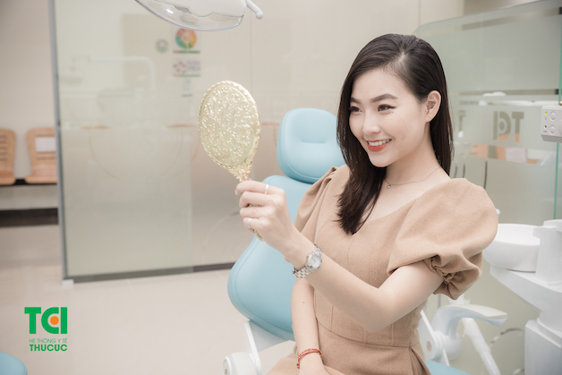 Khách hàng hài lòng hoàn toàn với diện mạo nụ cười mới sau khi bọc răng sứ tại Thu Cúc TCI