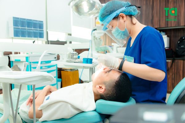 Lấy cao răng thường xuyên và chủ động khám sức khỏe răng miệng định kỳ để ngăn ngừa hoặc điều trị sớm bệnh lý nha khoa