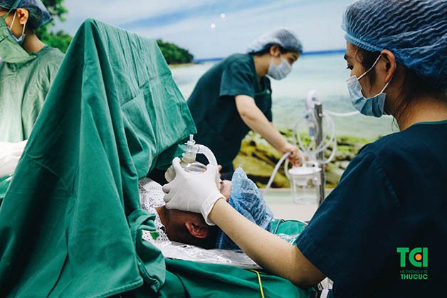 Đối mặt với tình trạng giảm tiểu cầu nghiêm trọng, trong quá trình sinh con, chị Khuyên đã được ekip Sản của Thu Cúc TCI theo sát, hỗ trợ tối đa để có thể vượt cạn an toàn