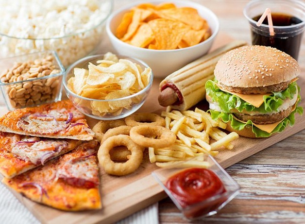 1 chế độ ăn uống không hợp lý có thể là nguyên nhân viêm chân răng