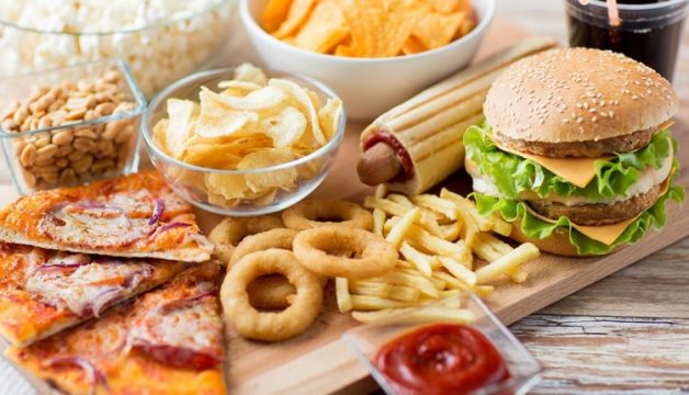 Đồ ăn nhiều dầu mỡ sẽ khiến hệ tiêu hóa phải hoạt động nhiều hơn, ảnh hưởng đến giấc ngủ