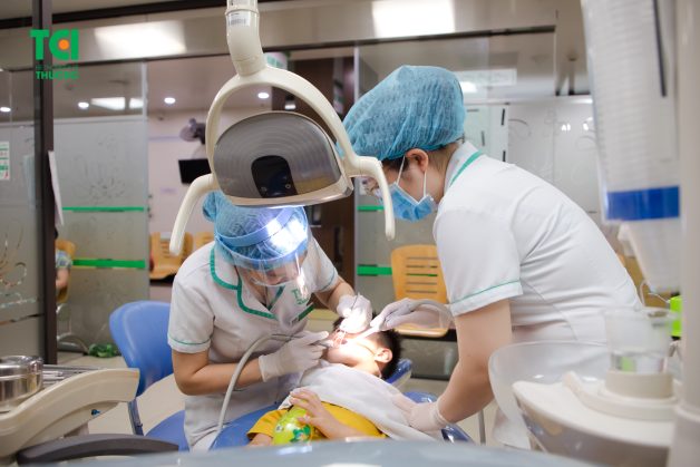 sâu kẽ răng cửa