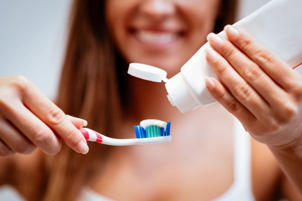 Vệ sinh răng miệng khoa học, ăn những thực phẩm lành mạnh... sẽ giúp kéo dài tuổi thọ răng sứ