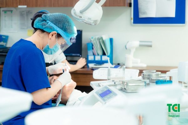 Nên bọc răng sứ hay dán veneer còn phụ thuộc vào nhu cầu, tình trạng sức khoẻ răng miệng, mức độ phù hợp