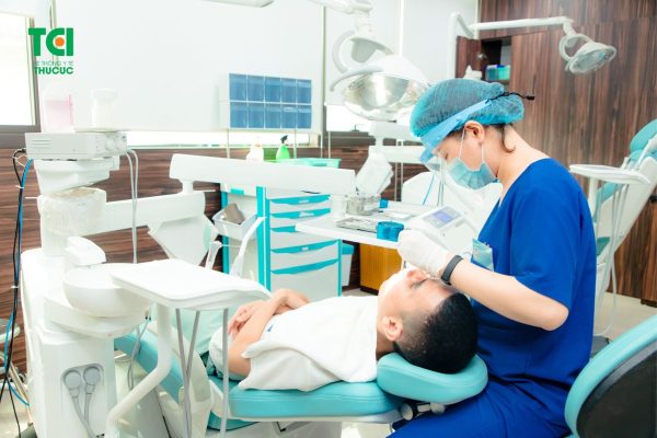 Hàn trám răng, trồng răng Implant là một trong số cách chữa sâu răng dứt điểm thường được áp dụng hiện nay