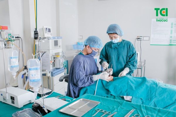 Cấy ghép răng Implant thường được thực hiện bởi bác sĩ có chuyên môn tại nha khoa uy tín để đảm bảo an toàn