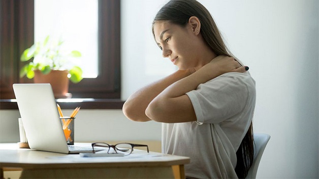 đau cột sống cổ do ngồi sai tư thế