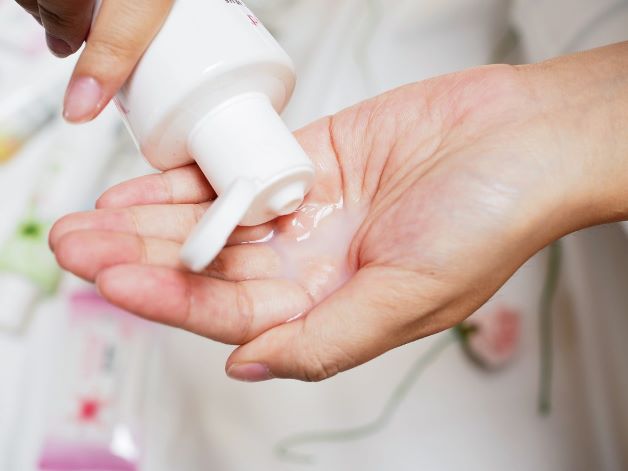 Hạn chế sử dụng những loại dung dịch vệ sinh có tính kháng khuẩn mạnh