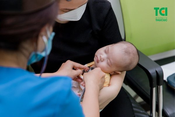 Nếu không được điều trị kịp thời và đúng cách, virus cúm A có thể dẫn tới viêm phổi, viêm phế quản, sốt cao co giật...