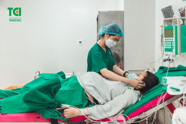 Sản phụ được theo dõi huyết áp và nhịp tim thai nhi trong suốt quá trình sử dụng dịch vụ đẻ không đau