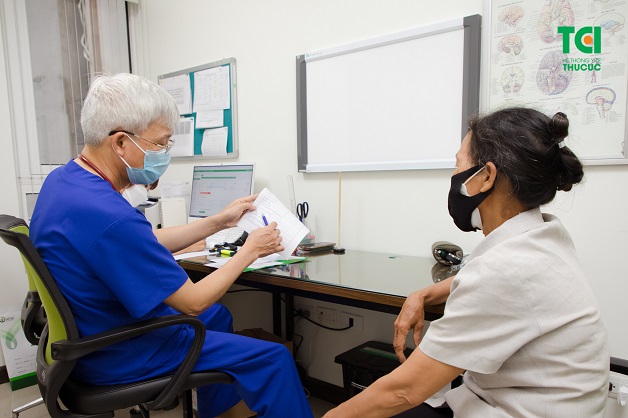 Đến bác sĩ chuyên khoa để để có liệu trình điều trị tê liệt dây thần kinh số 7 hiệu quả nhất