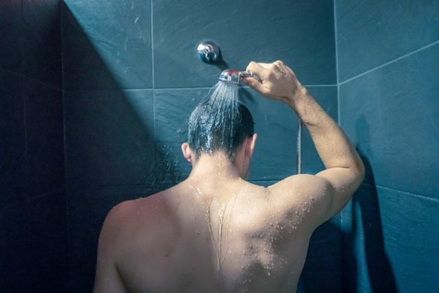 Tắm đêm hoặc tắm nước lạnh khiến nhiệt độ cơ thể thay đổi ngột, rất dễ dẫn đến đột quỵ