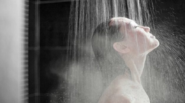 Dội nước từ đỉnh đầu xuống khiến nhiệt độ thay đột ngột rất dễ dẫn đến vỡ động mạch