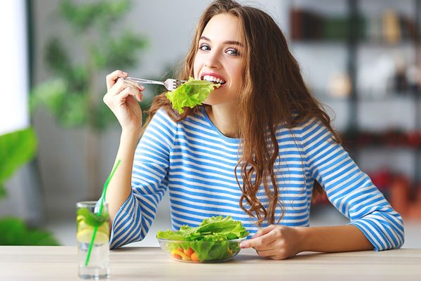 Ăn uống lành mạnh, sử dụng nhiều thực phẩm tươi xanh, mềm, dễ tiêu hóa sau khi hàn răng