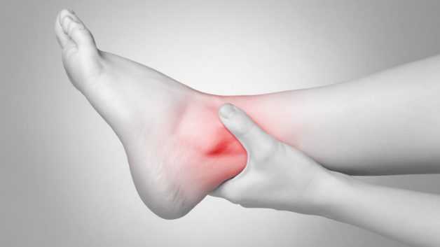 Biểu hiện của hội chứng ống cổ chân là đau nhức, tê buốt, ngứa ran ở cổ chân và bàn chân