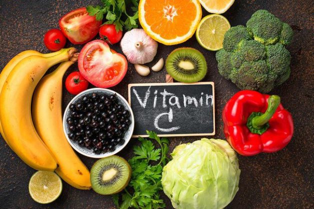 Vitamin C chống oxy hóa và kháng viêm hiệu quả, rất tốt cho người bị thoái hóa cột sống