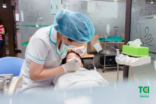 Thời gian điều trị tủy răng có thể kéo dài từ 15-90 phút, tuỳ thuộc vào tình trạng và số răng cần điều trị