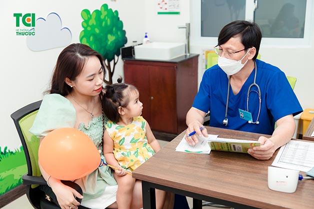 Trước khi thực hiện tiêm vắc xin, bạn cần tham khảo kỹ ý kiến bác sĩ chuyên khoa và thực hiện khám sàng lọc để đảm bảo an toàn