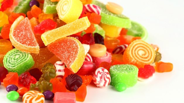 Nguyên liệu hoạt động của vi khuẩn gây ra bệnh lý sâu răng là Carbohydrate (đường)