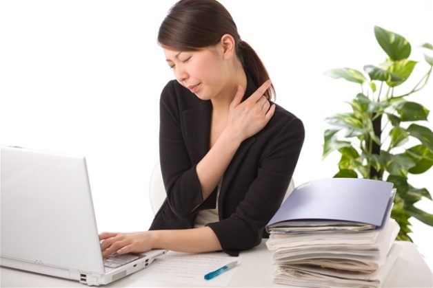 Giới trẻ ngày càng nhiều người bị vôi hóa do thói quen làm việc sai tư thế, lười vận động