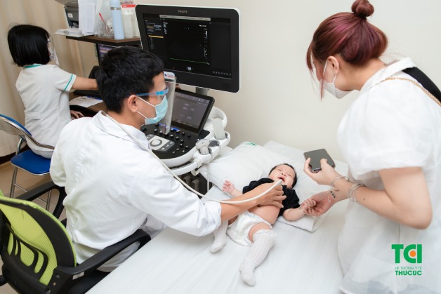 khám tổng thể cho trẻ sơ sinh