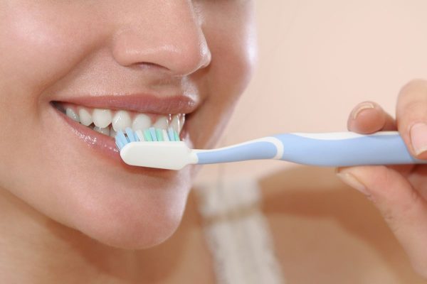 Vệ sinh răng miệng đều đặn và đúng cách theo khuyến cáo của bác sĩ