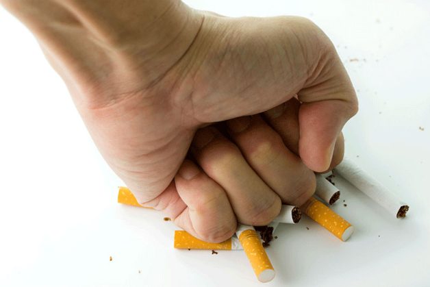 Răng ố vàng do hút thuốc lá rất khó để cải thiện bằng cách vệ sinh thông thường