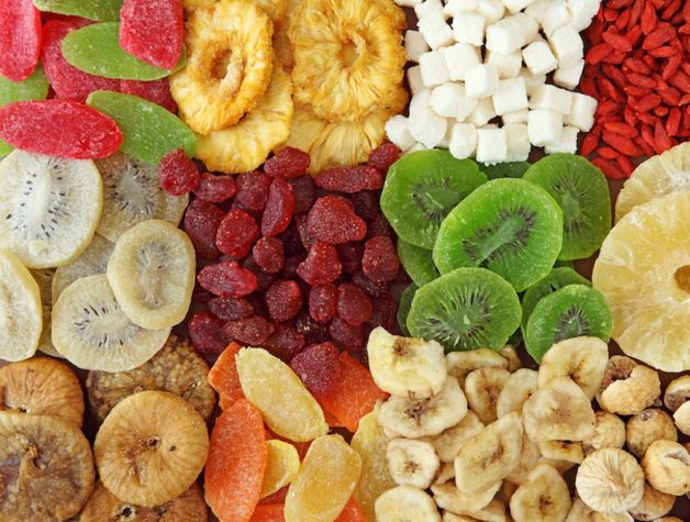 Để răng trắng sáng, bạn cần ăn bánh kẹo, trái cây sấy, mứt quả, tinh bột,… càng ít càng tốt