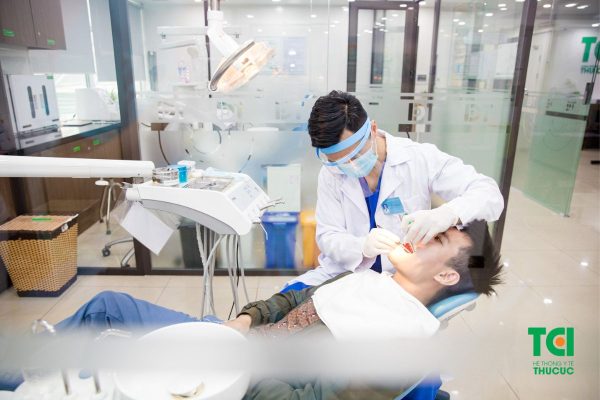 Chăm sóc răng miệng khoa học, thường xuyên lấy cao răng và thăm khám với bác sĩ nha khoa