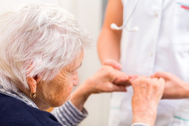 Chăm sóc người cao tuổi bị sa sút trí tuệ cần rất kiên nhẫn, đồng cảm