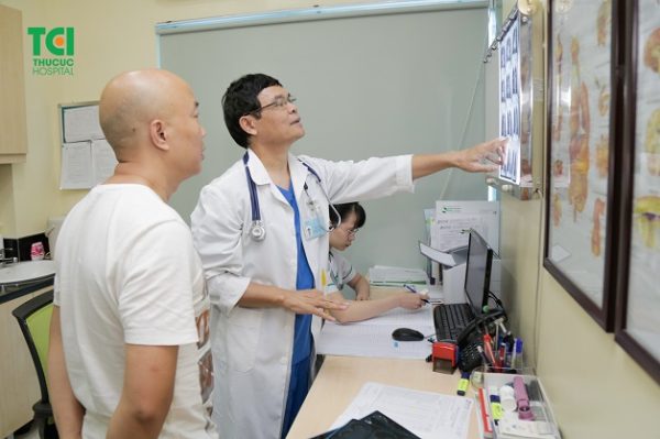 Bác sĩ thăm khám và chẩn đoán bệnh ung thư gan
