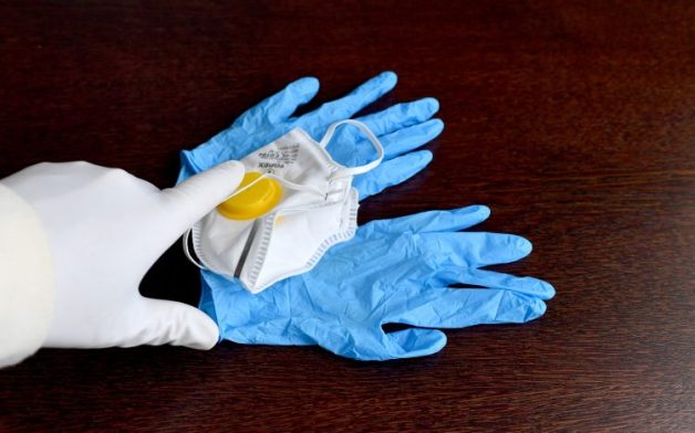 Trang bị đầy đủ găng tay và khẩu trang khi giết mổ gia cầm