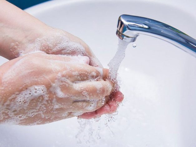 Rửa tay sau khi tiếp xúc với người bệnh để tránh lây nhiễm cúm A H5N1