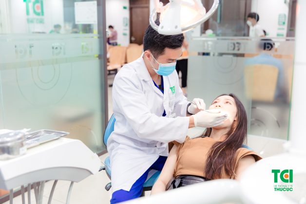 Cười hở lợi phải làm sao? Phải thăm khám với chuyên giả để nhận tư vấn phương pháp điều trị phù hợp