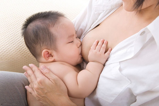 Cúm là bệnh lý lây nhiễm nhanh chóng, có ảnh hưởng nghiêm trọng, vì vậy các mẹ bỉm thường rất lo ngại việc trẻ có thể bị lây cúm trong thời gian bú mẹ