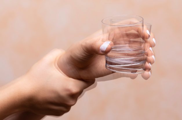 Run tay là một trong những dấu hiệu điển hình của bệnh Parkinson