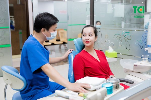 Thăm khám sức khỏe răng miệng thương xuyên sau khi bọc sứ theo khuyến cáo của bác sĩ nha khoa
