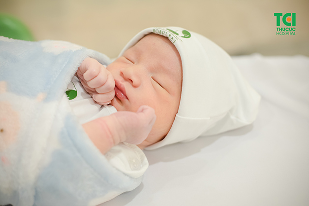 Em bé chào đời khỏe mạnh, bình an, là sự bù đắp cho chuỗi ngày đau khổ vì hiếm muộn của vợ chồng chị Hoàng Thị Huế
