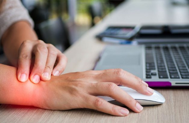 Hội chứng ống cổ tay gây yếu cơ khiến người bệnh khó khăn khi thực hiện các động tác đơn giản