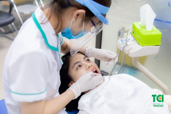 Chăm sóc răng miệng đúng cách, lấy cao răng thường xuyên giúp ngăn ngừa tình trạng hôi miệng