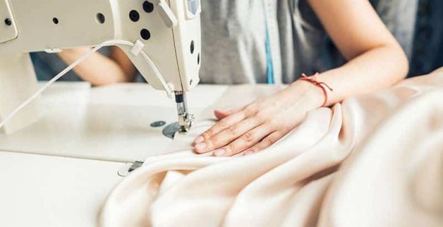 Những người làm công việc phải vận động cổ tay nhiều như chơi nhạc cụ, thợ may, lái xe,... có nguy cơ bị mắc hội chứng ống cổ tay cao