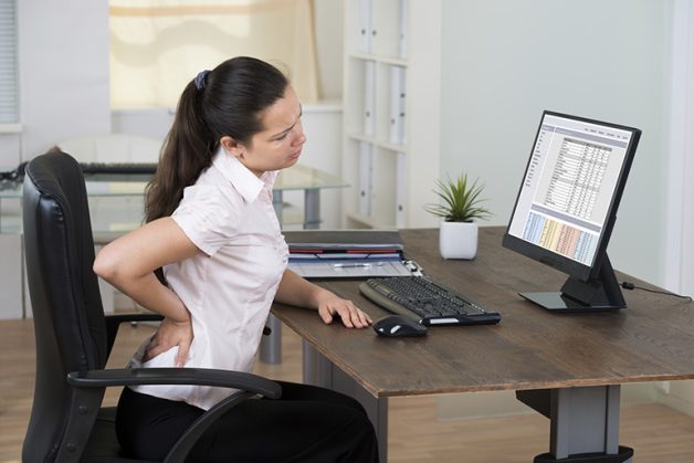 Ngồi sai tư thế là nguyên nhân vôi hóa cột sống ở người trẻ