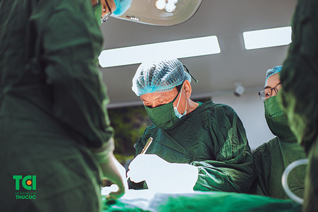 Bác sĩ Nguyễn Văn Hà, Nguyên Phó trưởng khoa đẻ Bệnh viện PSTW, Phó Giám đốc, Trưởng Khoa Sản Bệnh viện Đa khoa Quốc tế Thu Cúc TCI là người đồng hành cùng chị Trang trong ca sinh mổ