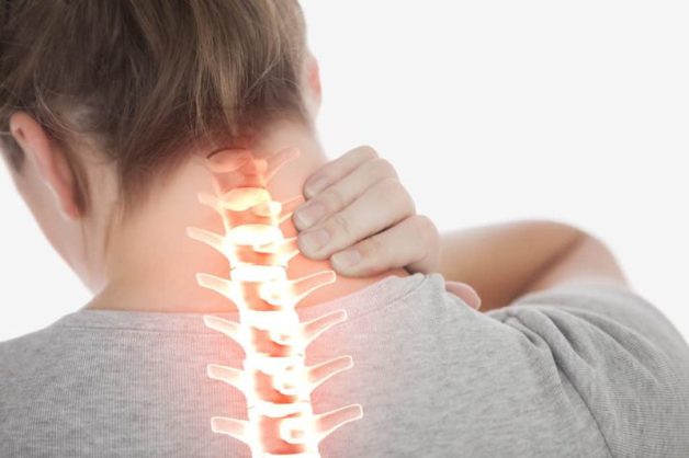Người bị thoái hóa cột sống cổ thường có triệu chứng đau cổ vai gáy