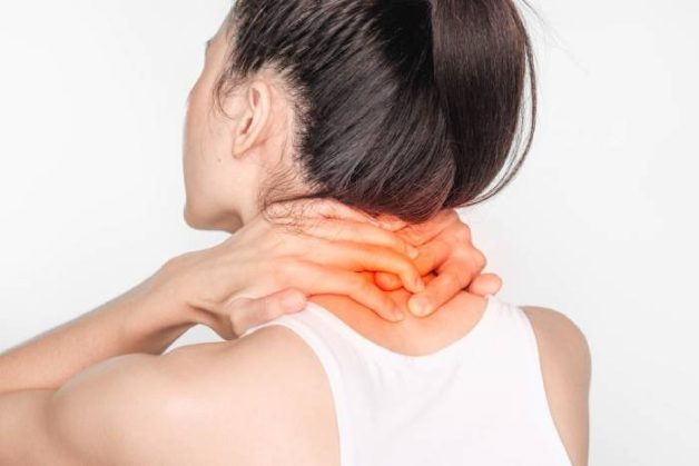 Thoái hóa đốt sống cổ chèn dây thần kinh gây ra đau nhức, tê bì ở vùng cổ, bả vai và gáy